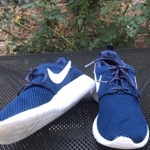 Navy blue size 5.5 YOUTH Nike running shoes